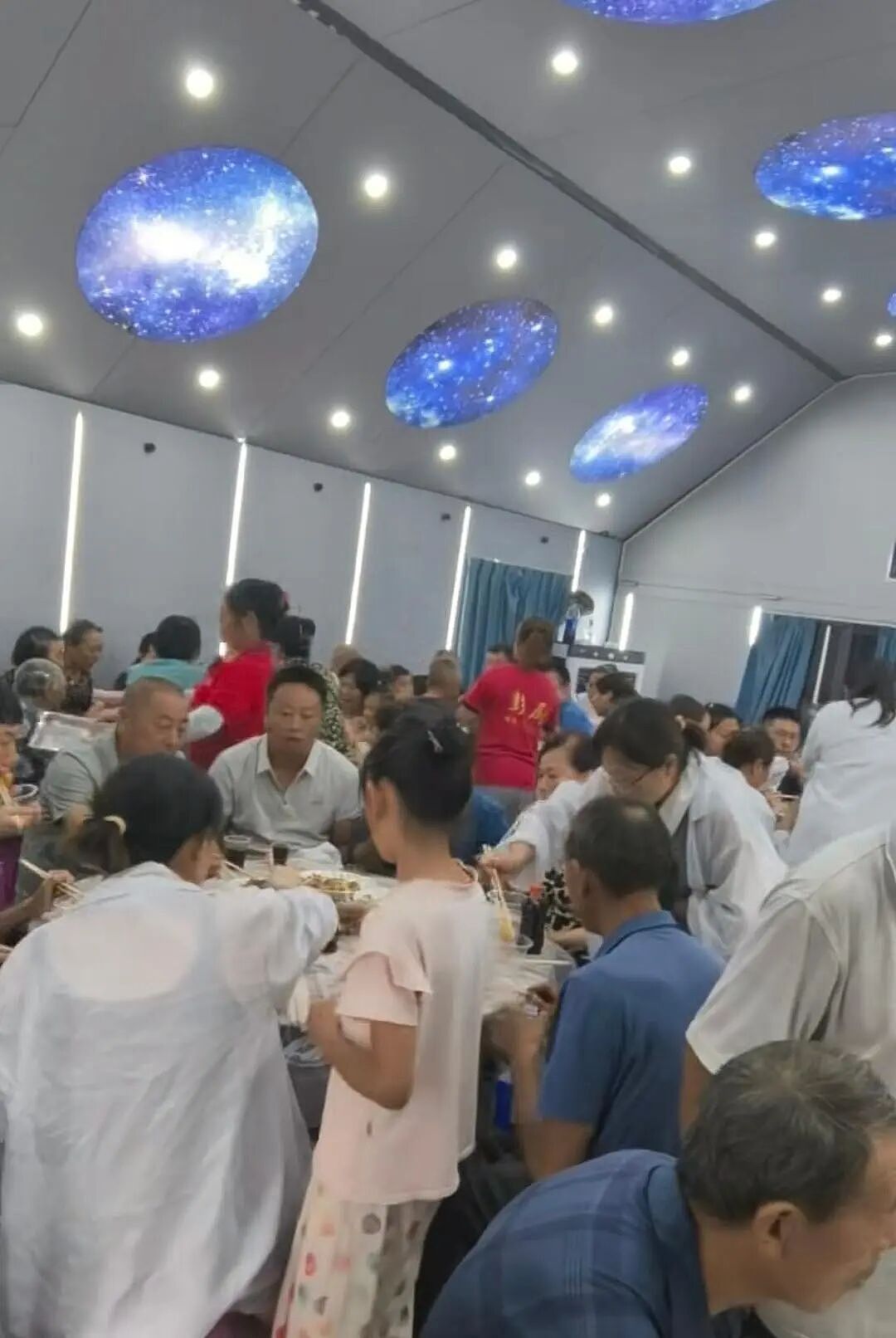 50岁私厨花50万买下一辆移动宴会车：可同时容纳200人吃席，每场宴席出场费3千元（组图） - 2