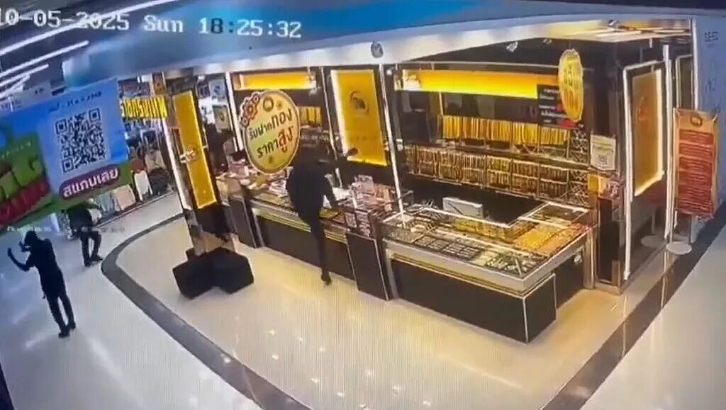 突发!泰国金店遭劫,10人黑衣持械抢400万黄金,还抛炸弹逃了(组图) - 7