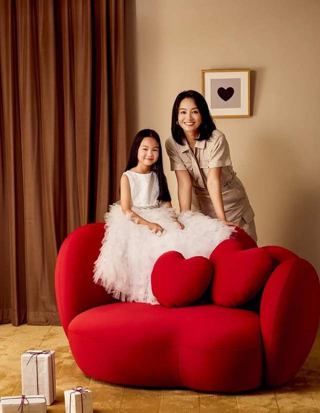 朱丹带8岁女儿拍大片，小小丹大名曝光还露出正脸，长得像周一围（组图） - 3