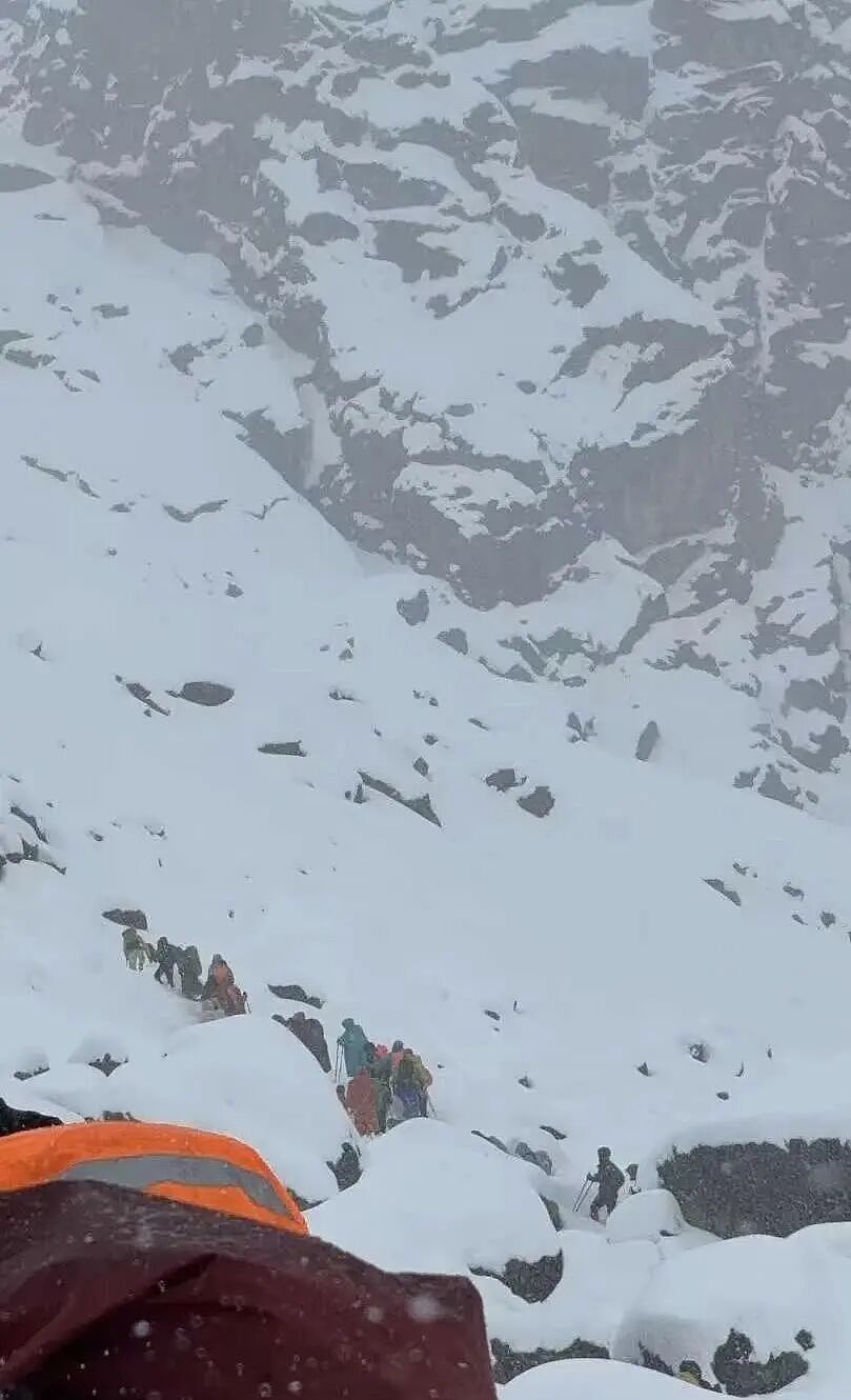 紧急！珠峰东坡突发暴雪，近千人被困！有人已出现失温（组图） - 1