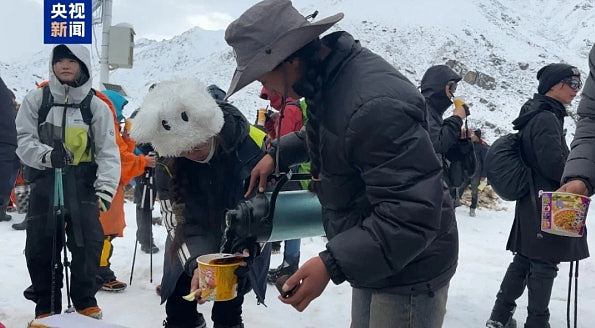 西藏珠峰遇最强暴雪，千人受困帐篷被压塌，近600登山者获救撤离（组图） - 3