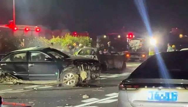 广西多车连撞2死3伤,一家四口旅游遇车祸,两女儿遇难妻子烧伤(组图) - 1