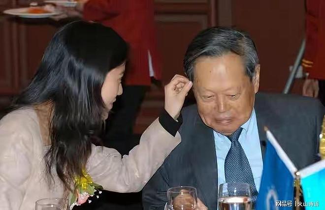 103岁杨振宁牵着49岁妻子翁帆再次出镜，步履稳健，童话般的浪漫（组图） - 12