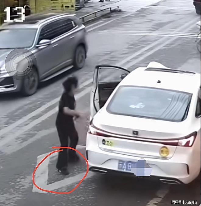 5死8伤!湖北利川车祸被爆料:车头白变黑红,地上全是人,女司机穿细高跟鞋开车,小车贴着实习标(组图) - 1