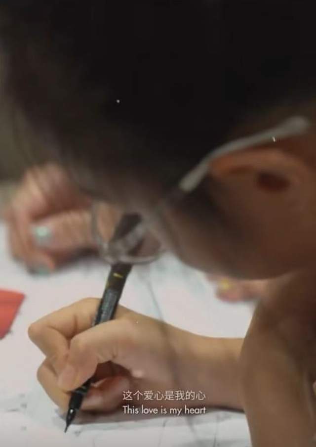 朱丹带8岁女儿拍大片，小小丹大名曝光还露出正脸，长得像周一围（组图） - 7