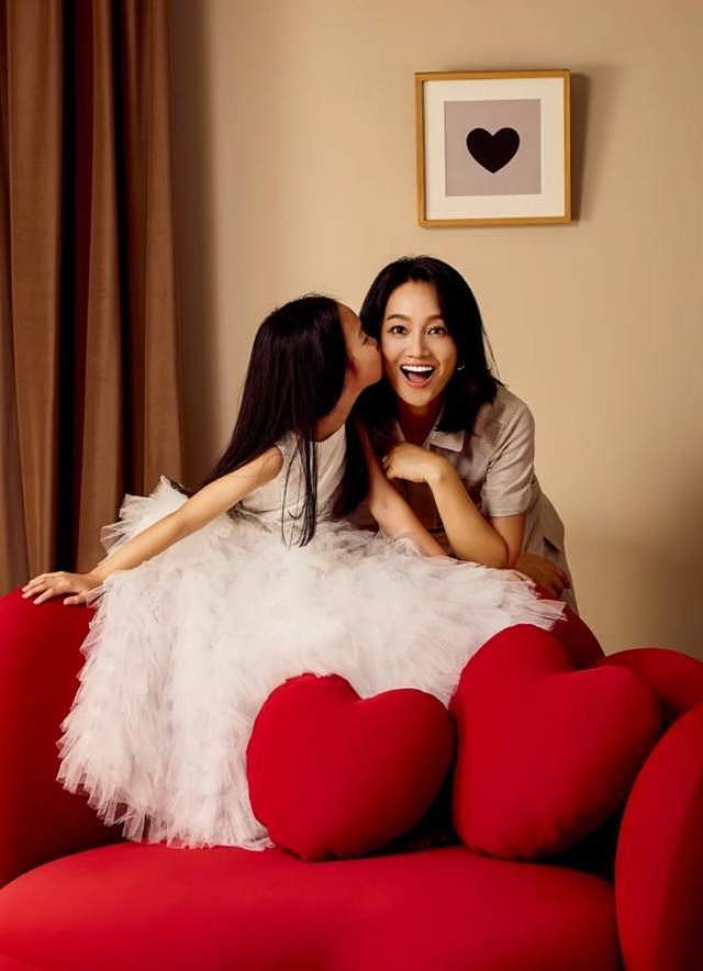 朱丹带8岁女儿拍大片，小小丹大名曝光还露出正脸，长得像周一围（组图） - 1