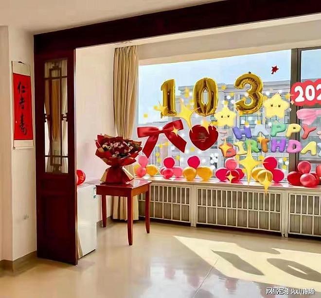 103岁杨振宁牵着49岁妻子翁帆再次出镜，步履稳健，童话般的浪漫（组图） - 2
