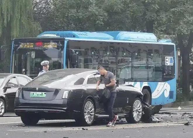 陈震车祸比亚迪车主妻子发声：丈夫多处骨折！陈震回应：全力配合、做好后续工作、补偿损失（组图） - 10