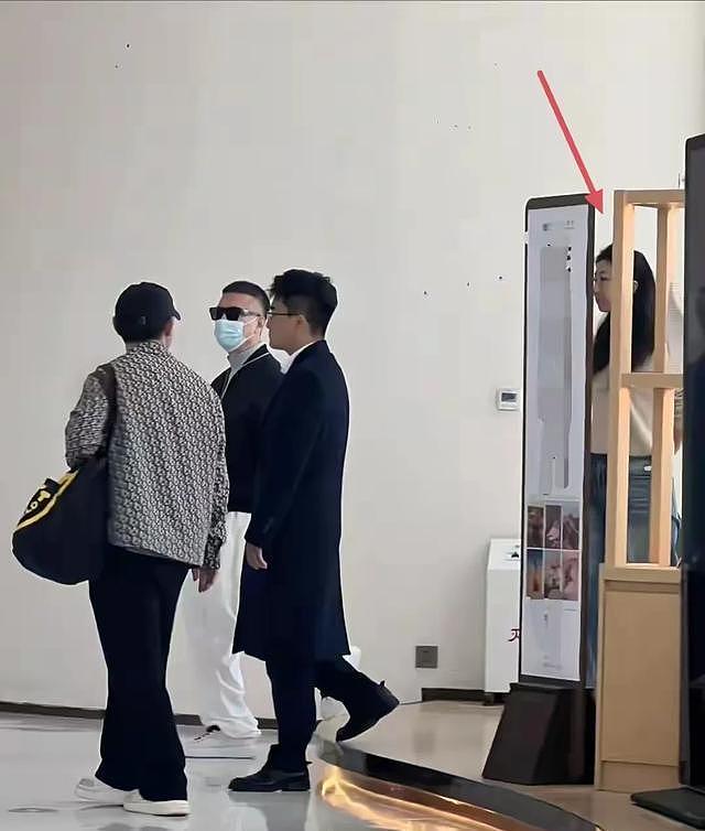 孙红雷和老婆王骏迪到宁夏旅游。在院子烤羊肉串，打扮时尚好贵气（组图） - 7