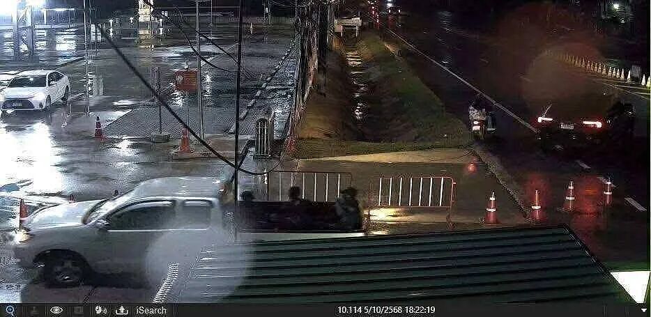 突发!泰国金店遭劫,10人黑衣持械抢400万黄金,还抛炸弹逃了(组图) - 5