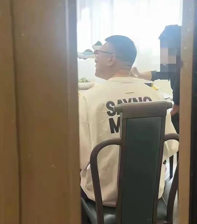 孙红雷和老婆王骏迪到宁夏旅游。在院子烤羊肉串，打扮时尚好贵气（组图） - 5