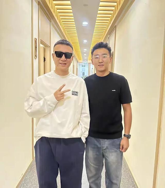 孙红雷和老婆王骏迪到宁夏旅游。在院子烤羊肉串，打扮时尚好贵气（组图） - 2