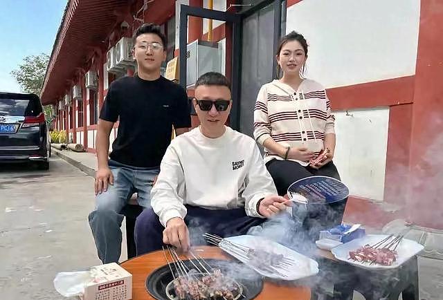 孙红雷和老婆王骏迪到宁夏旅游。在院子烤羊肉串，打扮时尚好贵气（组图） - 1
