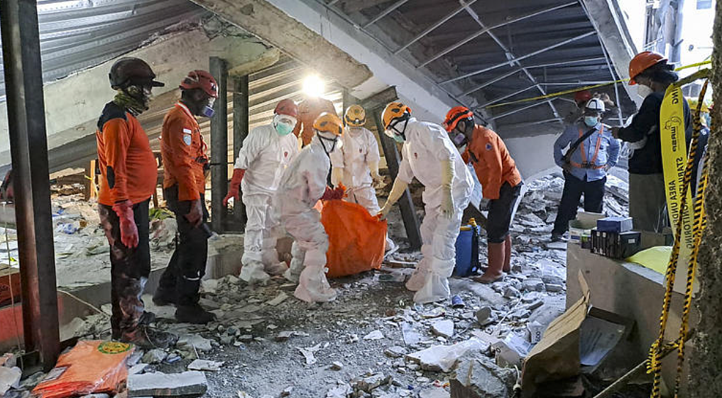 已致53人死！校舍坍塌，大量学生被埋，遇难人数持续上升（组图） - 2