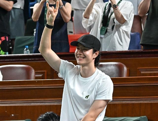 一时间不知道羡慕谁，王一博与德约科维奇合影并收获签名球衣（图） - 1