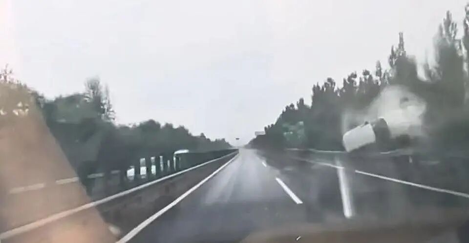 女子被甩到空中!高速公路突发,SUV疑打滑失控撞护栏翻滚,交警回应(视频/组图) - 2