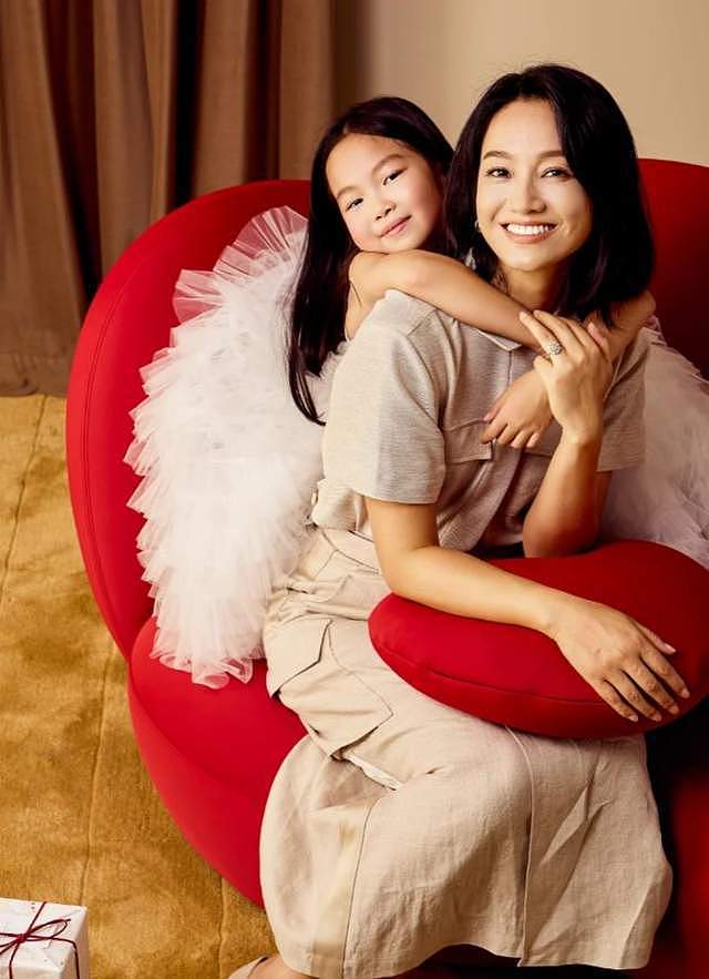 朱丹带8岁女儿拍大片，小小丹大名曝光还露出正脸，长得像周一围（组图） - 2