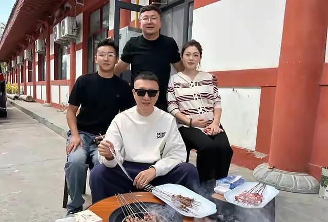 孙红雷和老婆王骏迪到宁夏旅游。在院子烤羊肉串，打扮时尚好贵气（组图） - 4