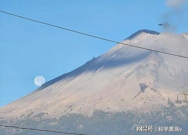 墨西哥火山上空现不明飞行物，似UFO舰队，专家：或有虫洞入口（组图） - 4