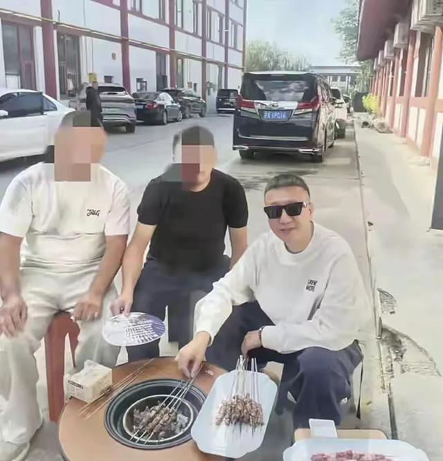 孙红雷和老婆王骏迪到宁夏旅游。在院子烤羊肉串，打扮时尚好贵气（组图） - 3