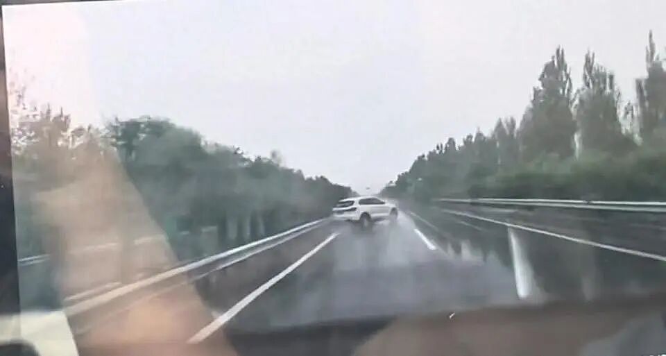 女子被甩到空中!高速公路突发,SUV疑打滑失控撞护栏翻滚,交警回应(视频/组图) - 1
