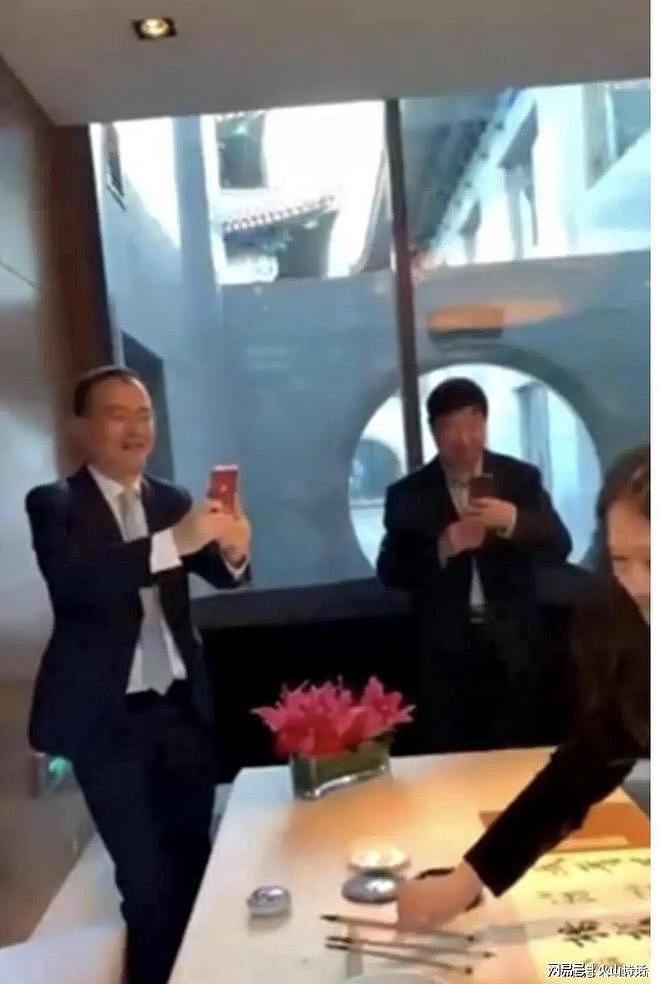 103岁杨振宁牵着49岁妻子翁帆再次出镜，步履稳健，童话般的浪漫（组图） - 9