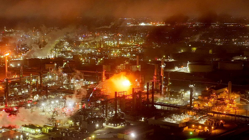火光冲天！加州最核心炼油厂深夜爆炸、浓烟滚滚宛如地震，油价危机一触即发（组图） - 4