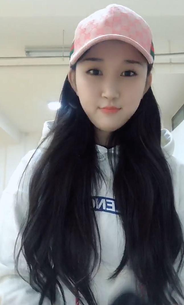 城建“邓紫棋”高校美女老师海豚音演出爆红！网民：被身份耽误的歌手（视频/组图） - 1
