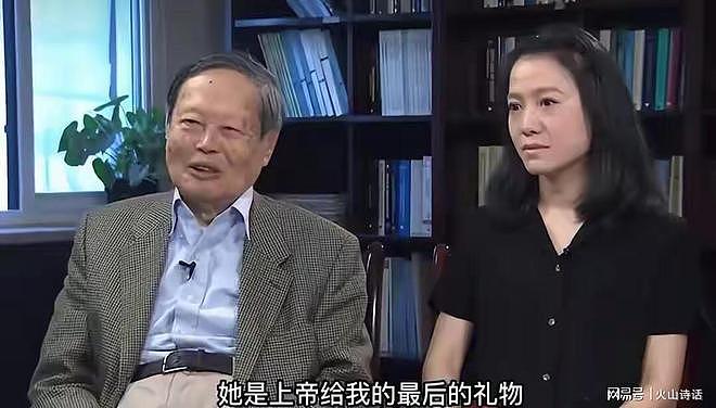 103岁杨振宁牵着49岁妻子翁帆再次出镜，步履稳健，童话般的浪漫（组图） - 11