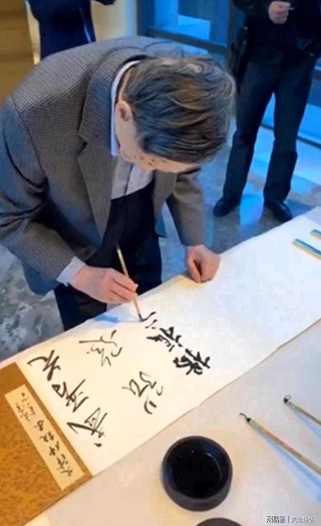 103岁杨振宁牵着49岁妻子翁帆再次出镜，步履稳健，童话般的浪漫（组图） - 5