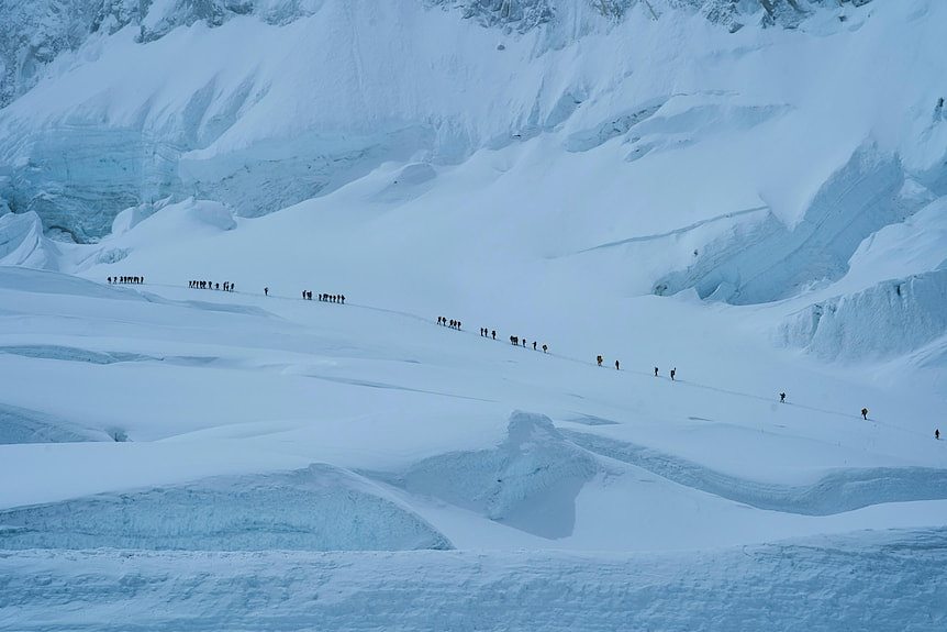 西藏珠峰突降暴雪数百游客被困终获救，北坡情况不明（视频／图） - 1