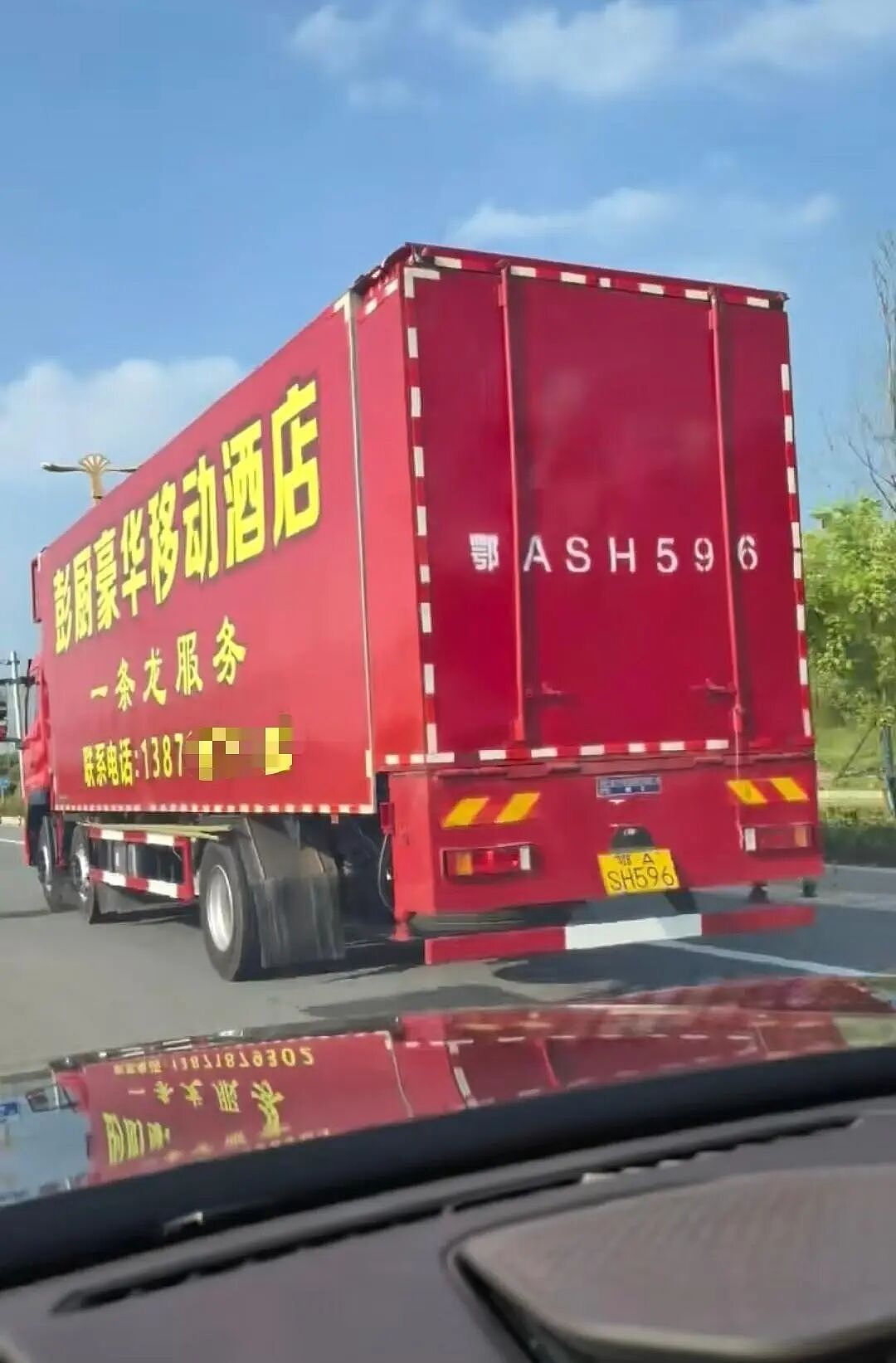 50岁私厨花50万买下一辆移动宴会车：可同时容纳200人吃席，每场宴席出场费3千元（组图） - 3