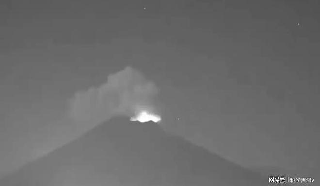 墨西哥火山上空现不明飞行物，似UFO舰队，专家：或有虫洞入口（组图） - 2
