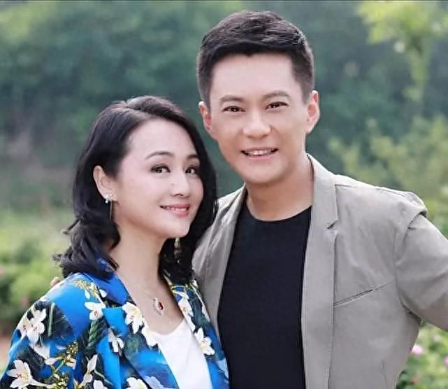曹颖一家同台庆中秋，55岁王斑看比老婆还年轻，14岁儿子很有星范（组图） - 1
