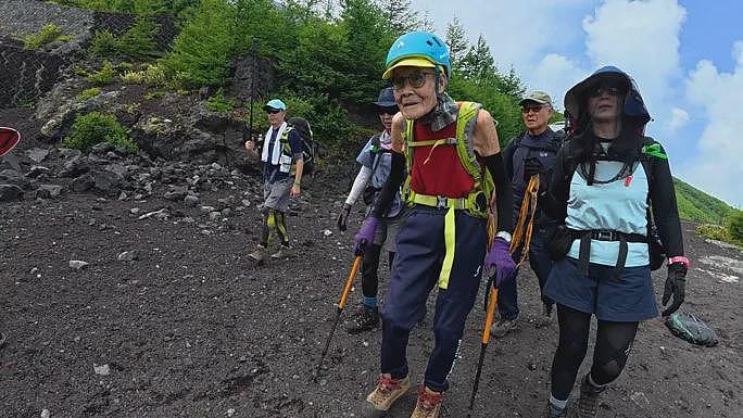 102岁大爷登顶富士山!这高能量生活,以后还想继续爬山(组图) - 3