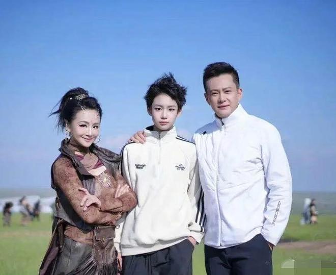 曹颖一家同台庆中秋，55岁王斑看比老婆还年轻，14岁儿子很有星范（组图） - 2