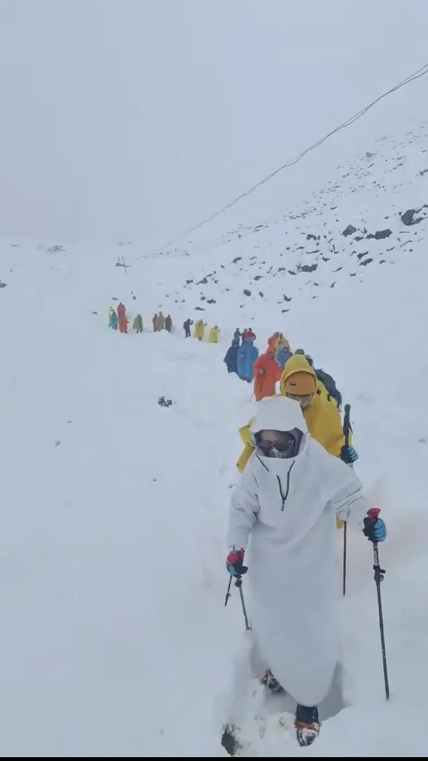 紧急！珠峰东坡突发暴雪，近千人被困！有人已出现失温（组图） - 3