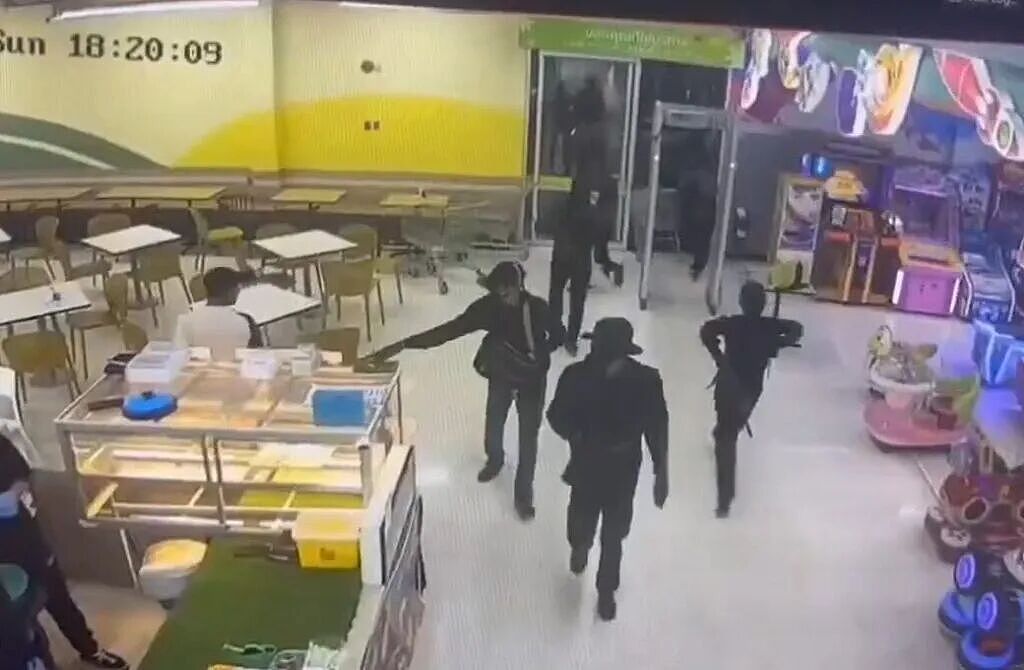 突发!泰国金店遭劫,10人黑衣持械抢400万黄金,还抛炸弹逃了(组图) - 4