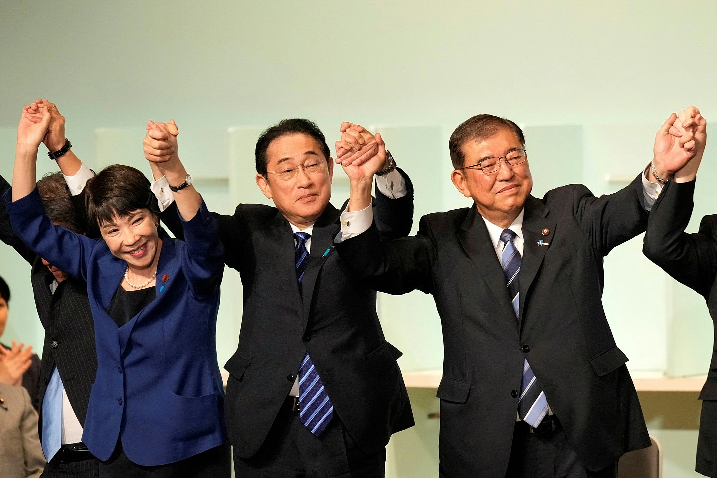 中国先提三要求，“敲打”对华强硬的日本首位女首相（组图） - 4