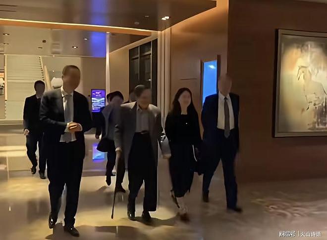 103岁杨振宁牵着49岁妻子翁帆再次出镜，步履稳健，童话般的浪漫（组图） - 1
