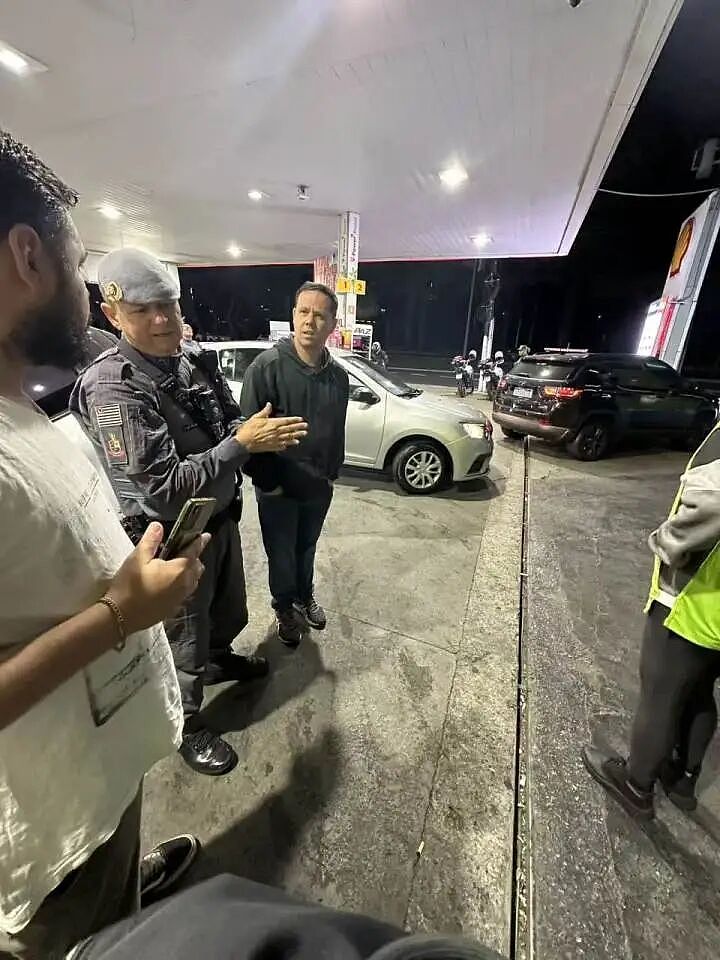 “我的笔记本电脑，拼命保护了我”！中国网友在巴西遭抢劫，劫匪连开两枪，子弹击穿了他的背包，幸好……（视频/组图） - 2