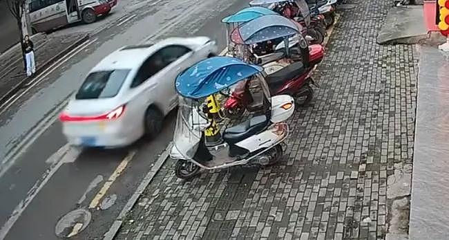 恐怖一幕！湖北大妈开车猛撞人群，致5死8伤（视频/图） - 1