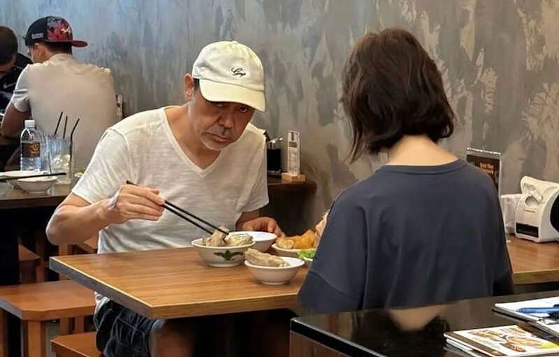刘青云到平民饭店吃饭被偷拍,目露凶光表情生气(组图) - 4
