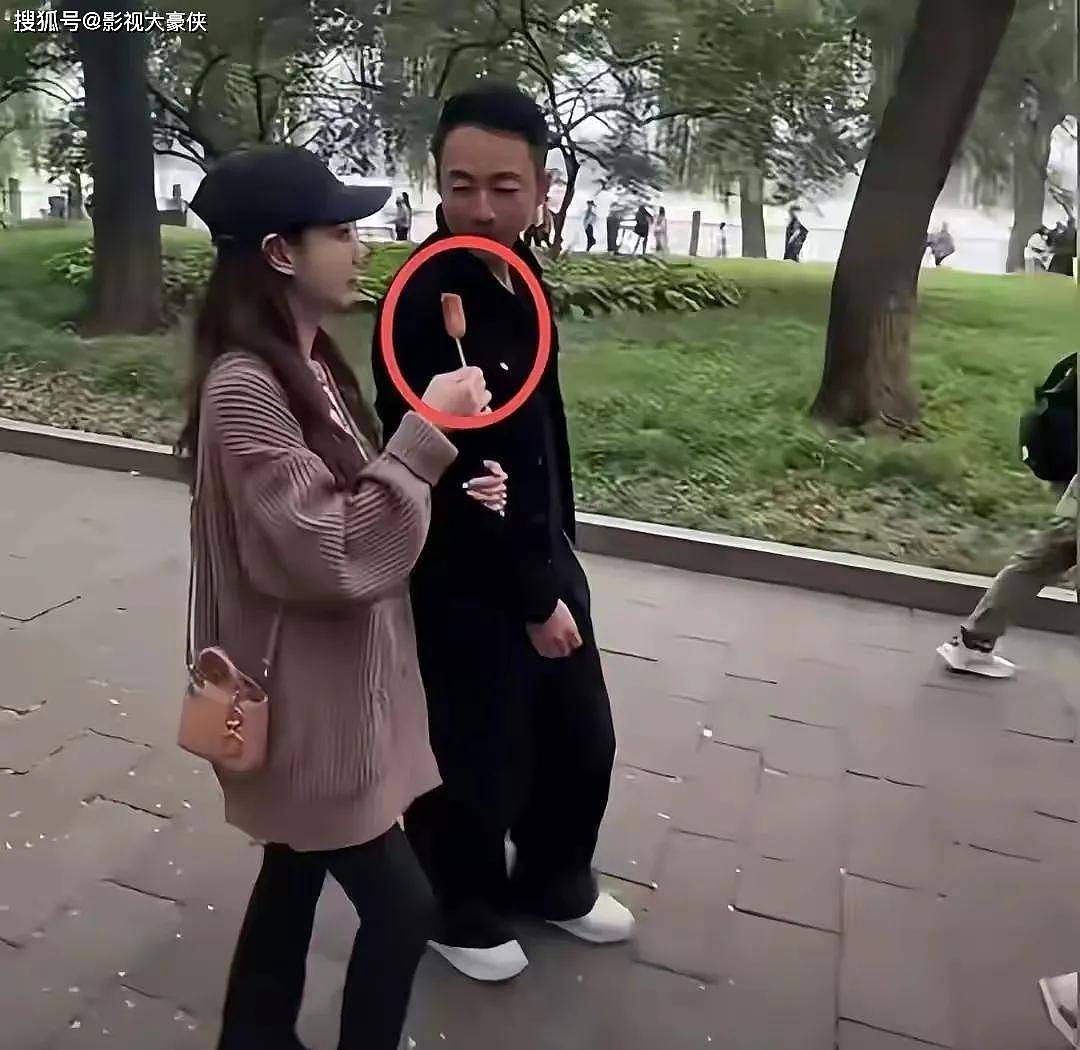汪小菲马筱梅公园划船,同吃一根烤肠,穿针织衫(组图) - 1