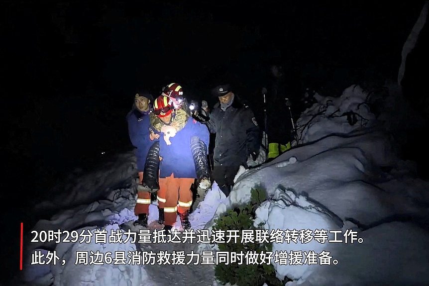 珠峰暴雪后近400人获救，青海百余徒步者受困一人死亡（图） - 1