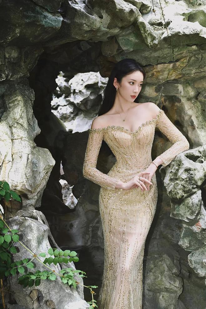 【美女】成都妹纸真空穿抹胸包臀长裙,性感妩媚,美艳动人(组图) - 8