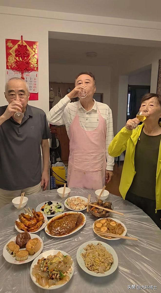 冯巩中秋回天津与哥姐团聚，亲自下厨炒菜，兄弟姐妹共用一张脸（组图） - 8
