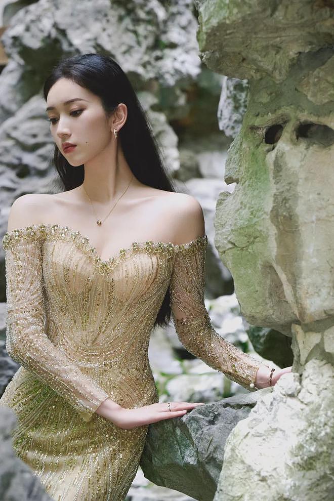 【美女】成都妹纸真空穿抹胸包臀长裙,性感妩媚,美艳动人(组图) - 3