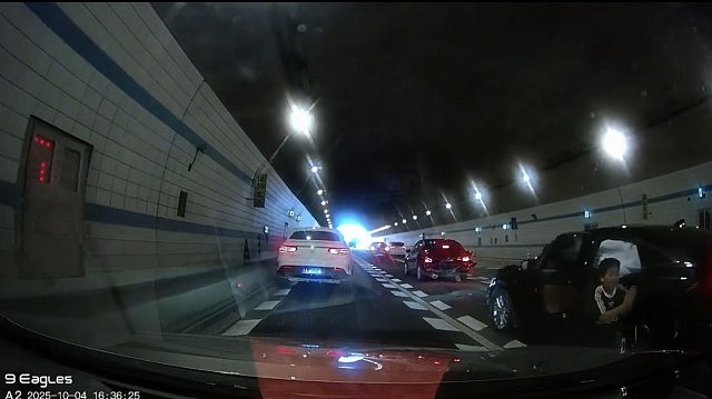 广州隧道遇车祸，母亲陷昏迷！10岁儿跪地拦车大喊：“救救我妈妈”现场视频曝（视频/组图） - 3