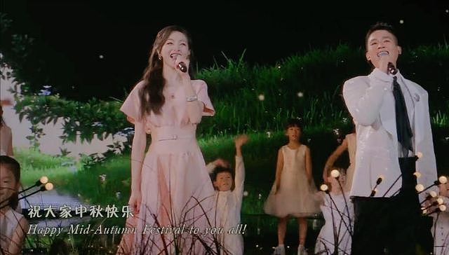 央视秋晚收视率爆表!谢娜一本正经,宋佳蒋欣最美,韩红又胖了(组图) - 11